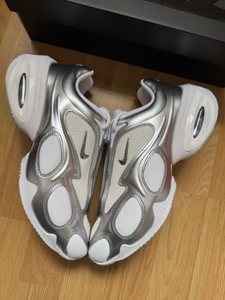Zapatillas Nike Plata y Blanco