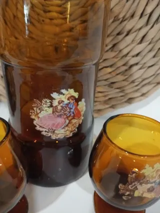 Botella y 2 copas de licor ámbar