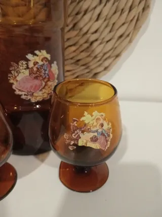 Botella y 2 copas de licor ámbar