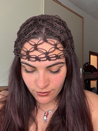 Cappello a rete uncinetto effetto fiore marrone