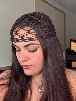 Cappello a rete uncinetto effetto fiore marrone
