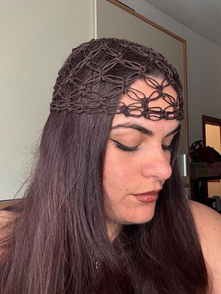 Cappello a rete uncinetto effetto fiore marrone