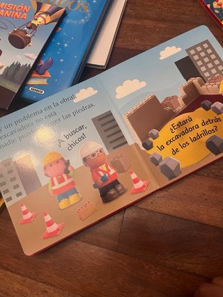 Libro infantil pop-up con solapas y sorpresas.