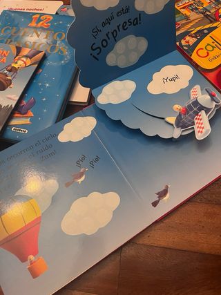 Libro infantil pop-up con solapas y sorpresas.