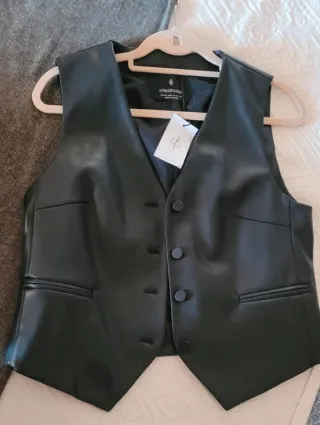 Chaleco polipiel negro Stradivarius