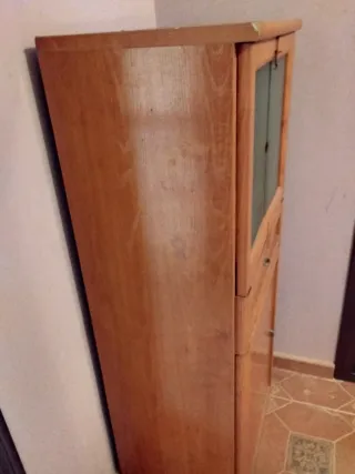 Mueble de madera con cristal