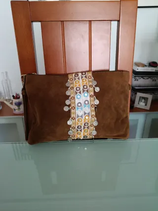 Bolso de mano marrón con adornos