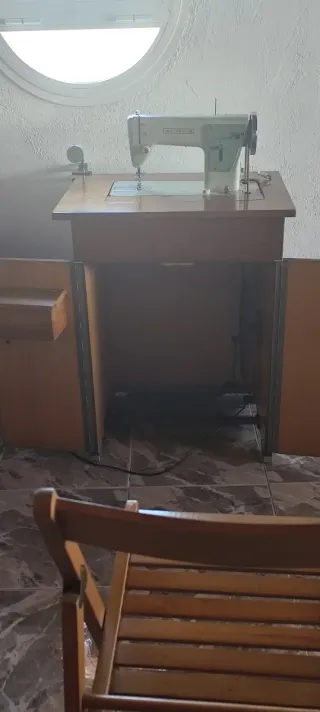 Máquina de coser REFREY