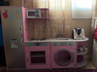 Cocinita de juguete rosa con accesorios