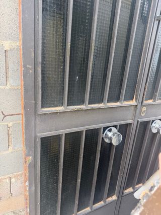 Puerta hierro y cristal calle