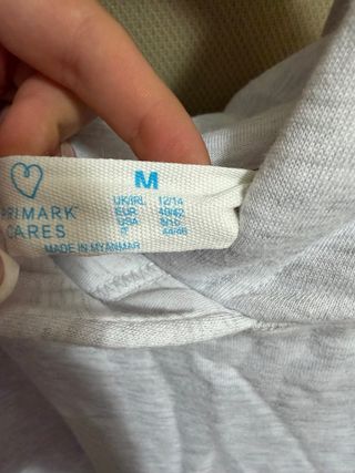 Sudadera con capucha gris