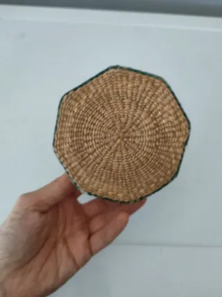 Cestino esagonale beige, verde e oro