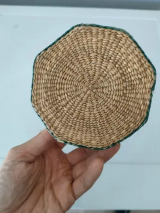 Cestino esagonale beige, verde e oro
