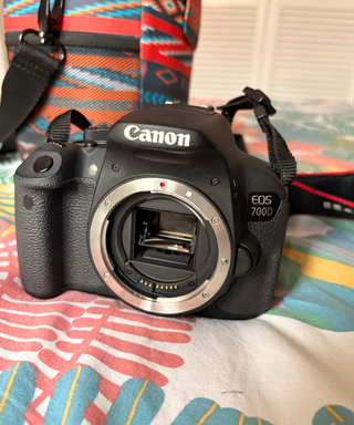 Canon EOS 700D + Objetivo + Caja