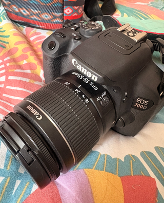 Canon EOS 700D + Objetivo + Caja