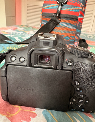 Canon EOS 700D + Objetivo + Caja