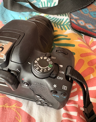 Canon EOS 700D + Objetivo + Caja