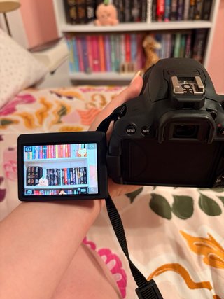 Canon EOS 700D + Objetivo + Caja