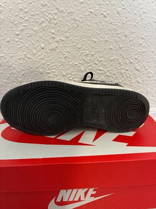Deportivas Nike Negras y Plateadas