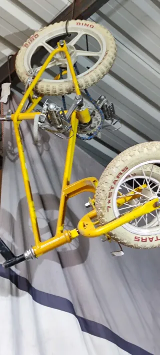 Bicicleta amarilla vintage