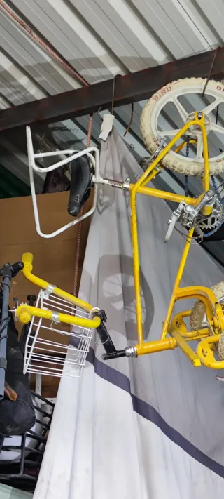 Bicicleta amarilla vintage