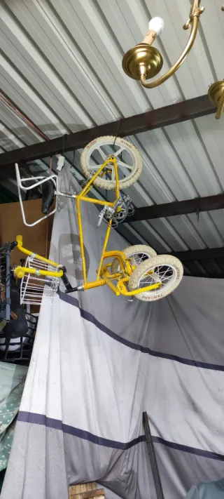 Bicicleta amarilla vintage