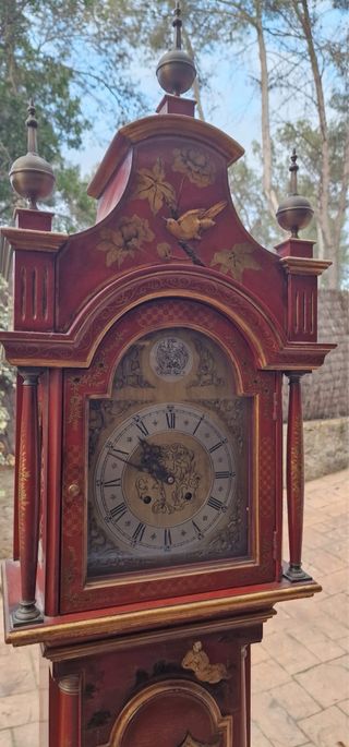 Reloj de péndulo antiguo rojo y dorado