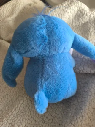 Peluche Stich abrazando patito nuevo