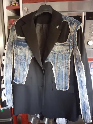 Blazer negro con detalles vaqueros