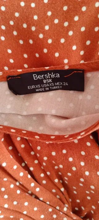 Blusa naranja con puntos blancos