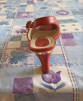 Zapatos de tacón rojos