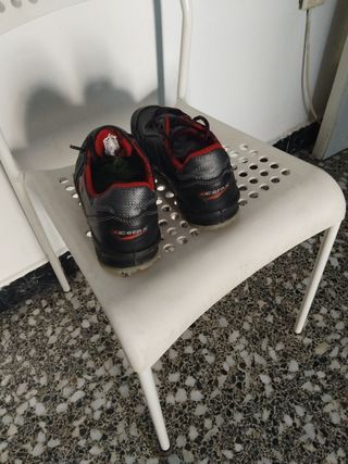 Botas de seguridad negras y rojas