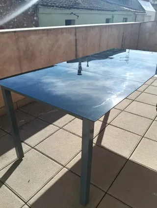 Mesa cristal templado y aluminio resistente
