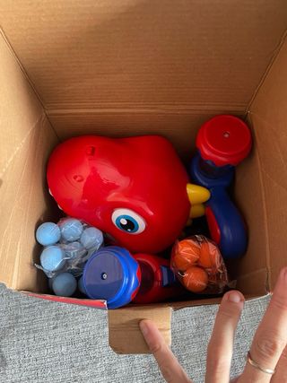 Dinosaurio divertido disparador de bolas