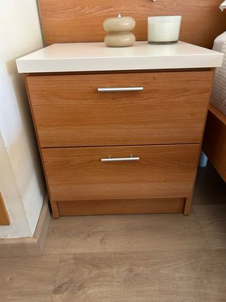 Cómoda de madera con cajones y puerta