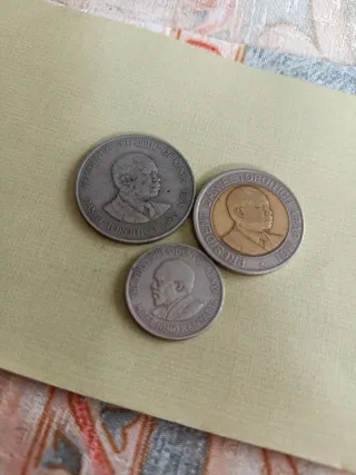 Monedas de Kenia: 1 Chelin, 20 Chelines, 50 Céntim
