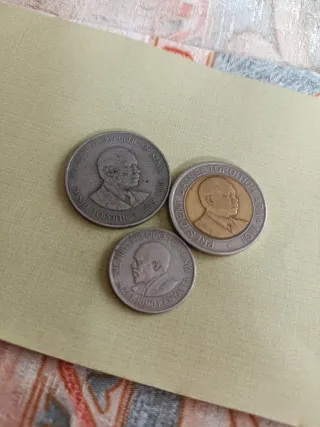 Monedas de Kenia: 1 Chelin, 20 Chelines, 50 Céntim