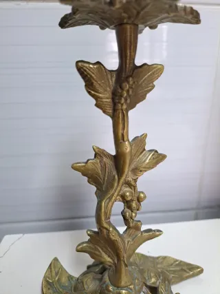 Candelabro de Bronce con Diseño de Hojas