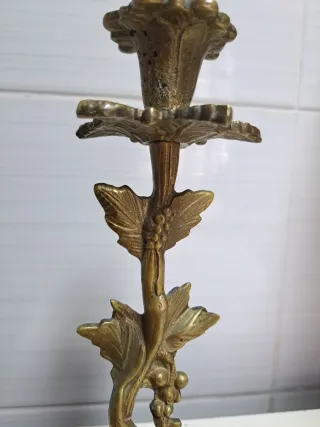 Candelabro de Bronce con Diseño de Hojas