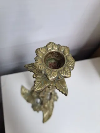 Candelabro de Bronce con Diseño de Hojas