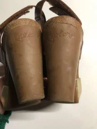 Sandalias de tacón marrón y dorado Yokono 40