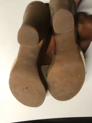 Sandalias de tacón marrón y dorado Yokono 40