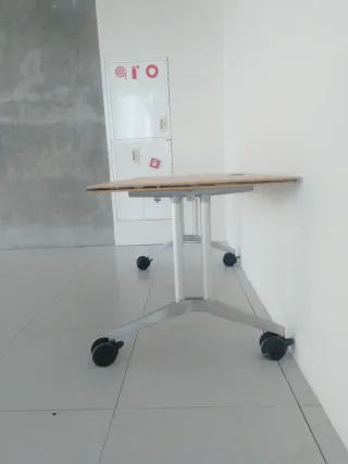 Mesa de oficina con ruedas