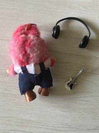Labubu peluche con guitarra y auriculares