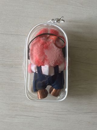 Labubu peluche con guitarra y auriculares