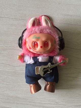 Labubu peluche con guitarra y auriculares