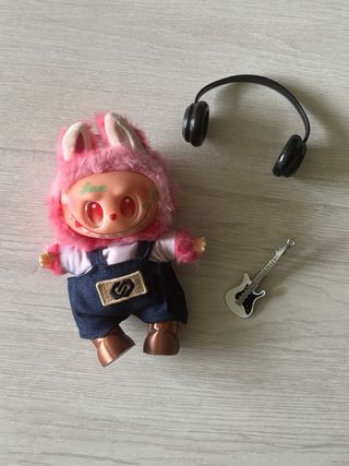 Labubu peluche con guitarra y auriculares