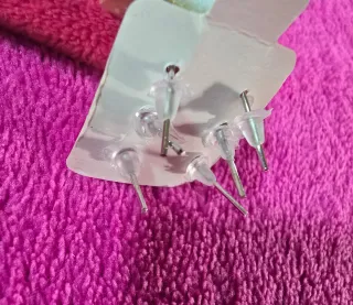 Pendientes de zinc de bisutería con piedras rosas