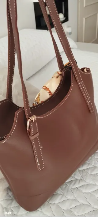 Bolso marrón con pañuelo estampado