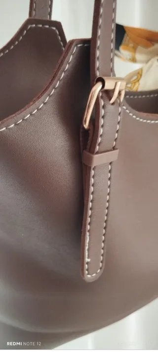 Bolso marrón con pañuelo estampado